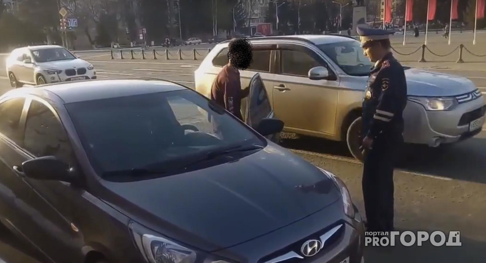 В Йошкар-Оле водитель после остановки сотрудниками ГИБДД начал отдирать тонировку с машины