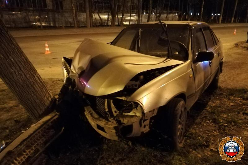 В Йошкар-Оле водитель Daewoo на скорости влетел в дерево