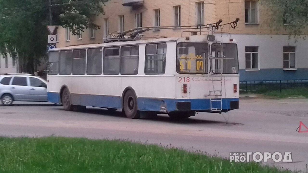 В Йошкар-Оле водитель иномарки "влетел" в троллейбус