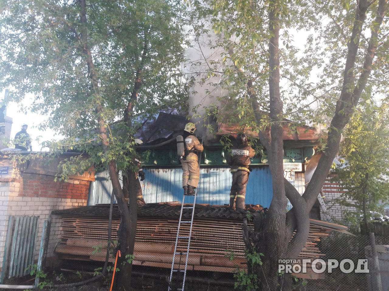 Прямо сейчас в Йошкар-Оле горит частный дом. Фото с места