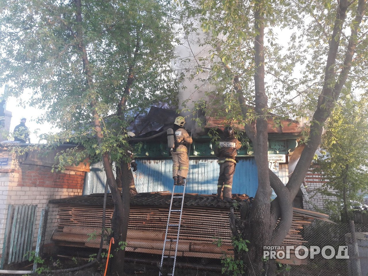 В Йошкар-Оле крышу горящего дома вскрывали бензопилой. Видео