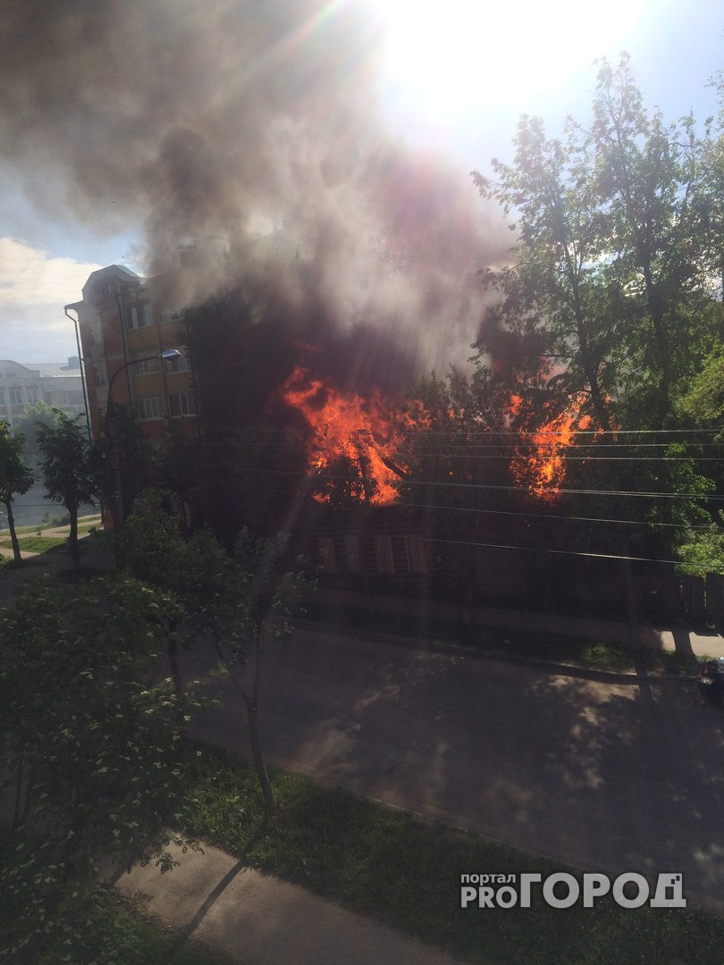 «Страшно. Шифер трещит»: еще один крупный пожар дома в Йошкар-Оле