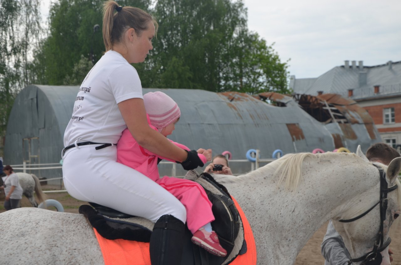 В Марий Эл детей-инвалидов возят на реабилитацию к лошадям
