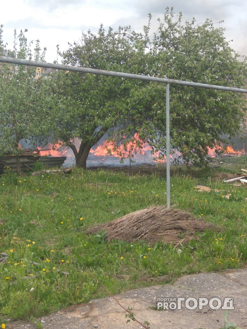 В пригороде Йошкар-Олы около гипермаркета вспыхнул дом