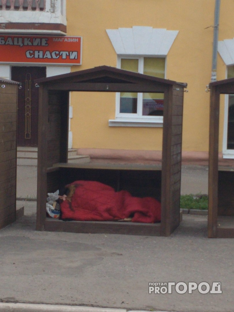 В маленьких "домиках" в центре Йошкар-Олы под одеялом спит бездомный