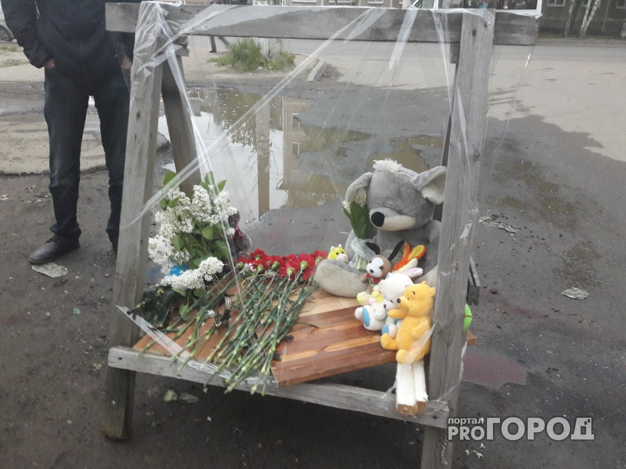 На место гибели мальчика в Йошкар-Оле горожане несут цветы и игрушки
