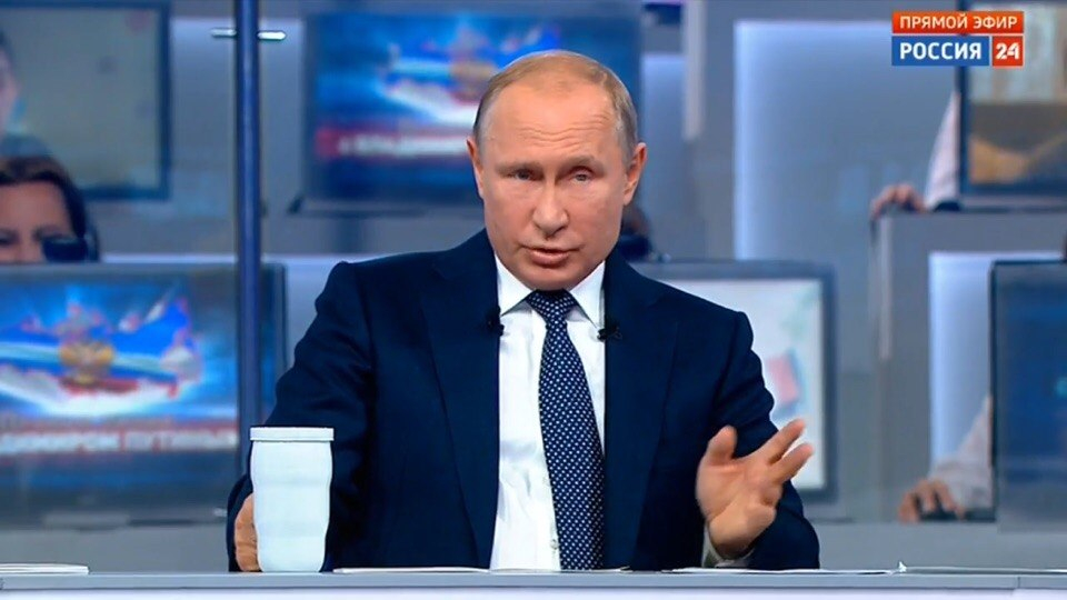 5 странных сообщений, которые «просочились» на прямую линию с Путиным