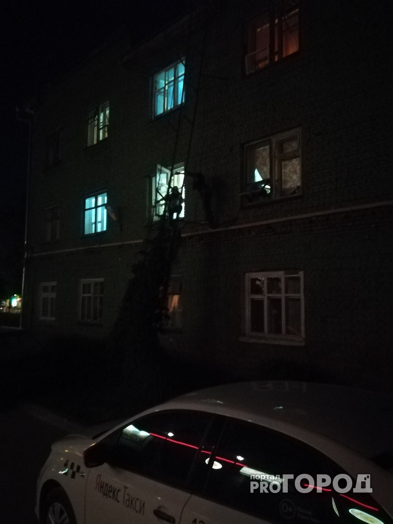 В Йошкар-Оле студенты сбегали из окна общежития по хлипкой лестнице