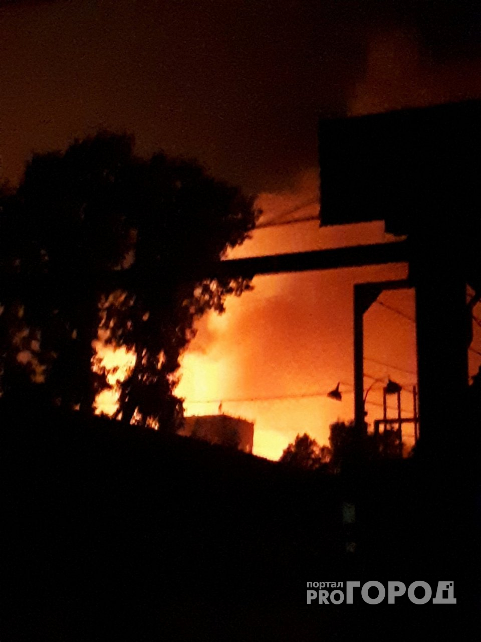 Сильный пожар в Йошкар-Оле: говорят, внутри осталось два человека?