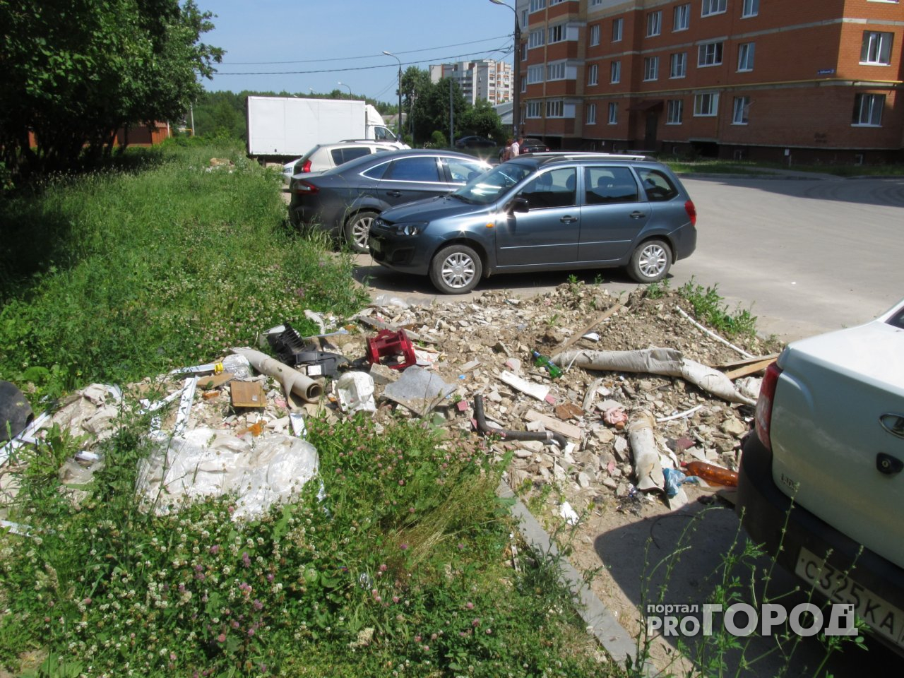В Йошкар-Оле «под шумок» на стоянку машин свалили мусор