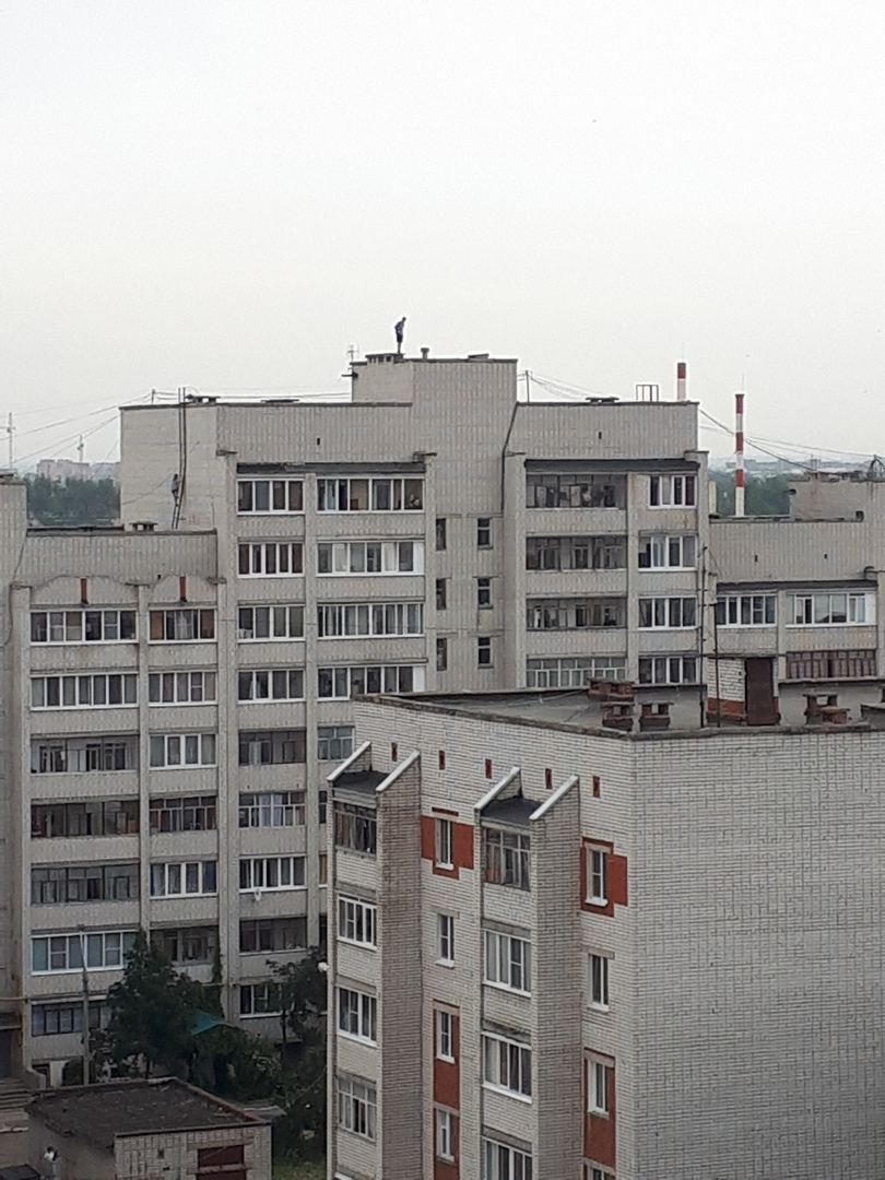Опасные игры: в Йошкар-Оле подростки забрались на крышу высотки (ВИДЕО)
