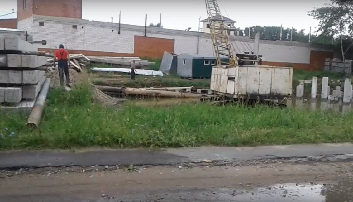 В Йошкар-Оле рабочие стройки залили водой целую улицу (ВИДЕО)