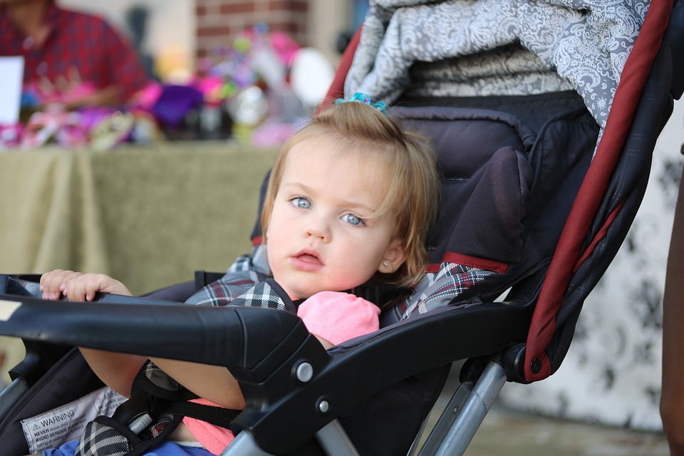 Жительнице Йошкар-Олы предложили оставить коляску с ребенком за оградой детской площадки