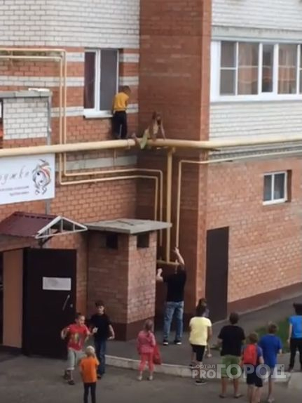 В Йошкар-Оле мужчина снял детишек с трубы на 2 этаже (ВИДЕО)