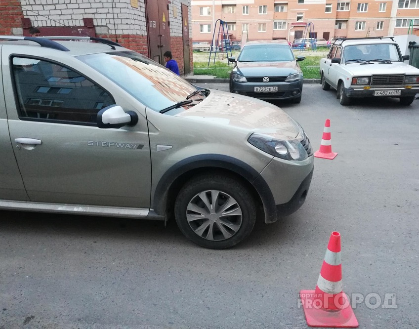 В Йошкар-Оле на прогулке 4-летний малыш попал под колеса авто