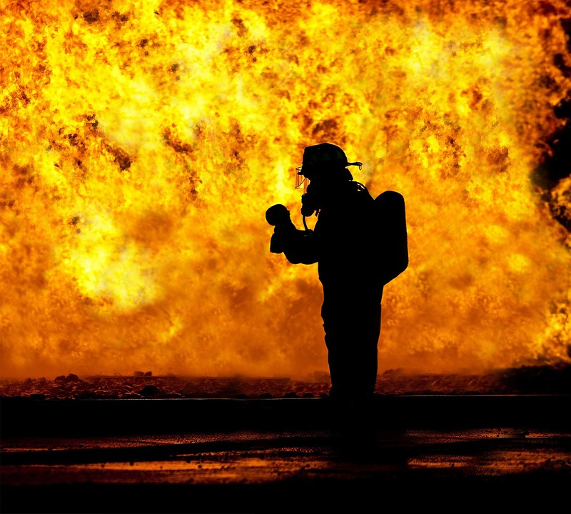 В Марий Эл горит дом: на месте работают пожарные