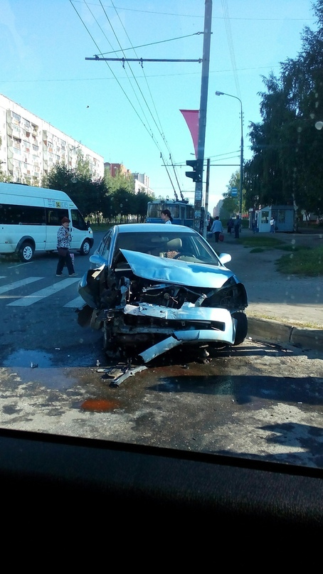 Авто «всмятку»: В Йошкар-Оле дорогу не поделили две легковушки