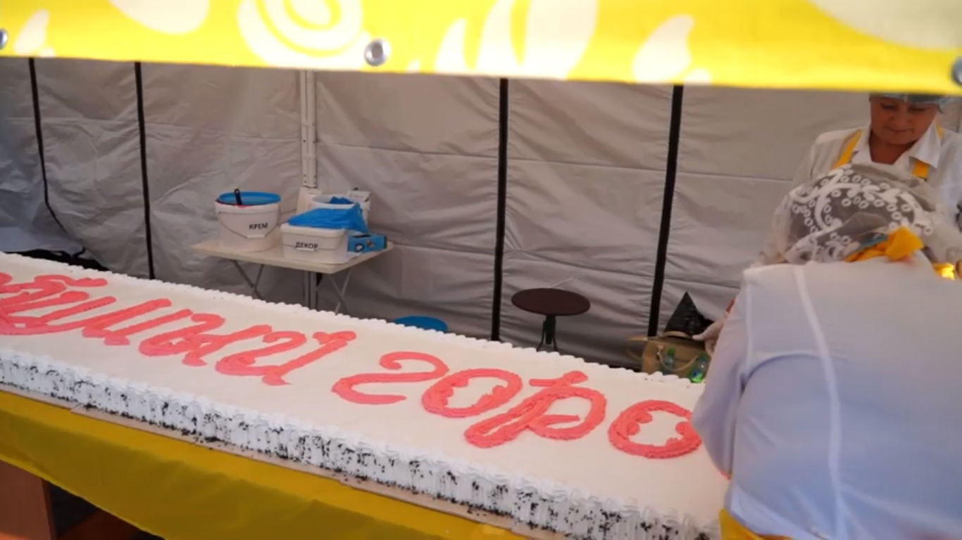 В День города йошкаролинцы ели 100-килограммовый торт и слушали "Желтые тюльпаны"