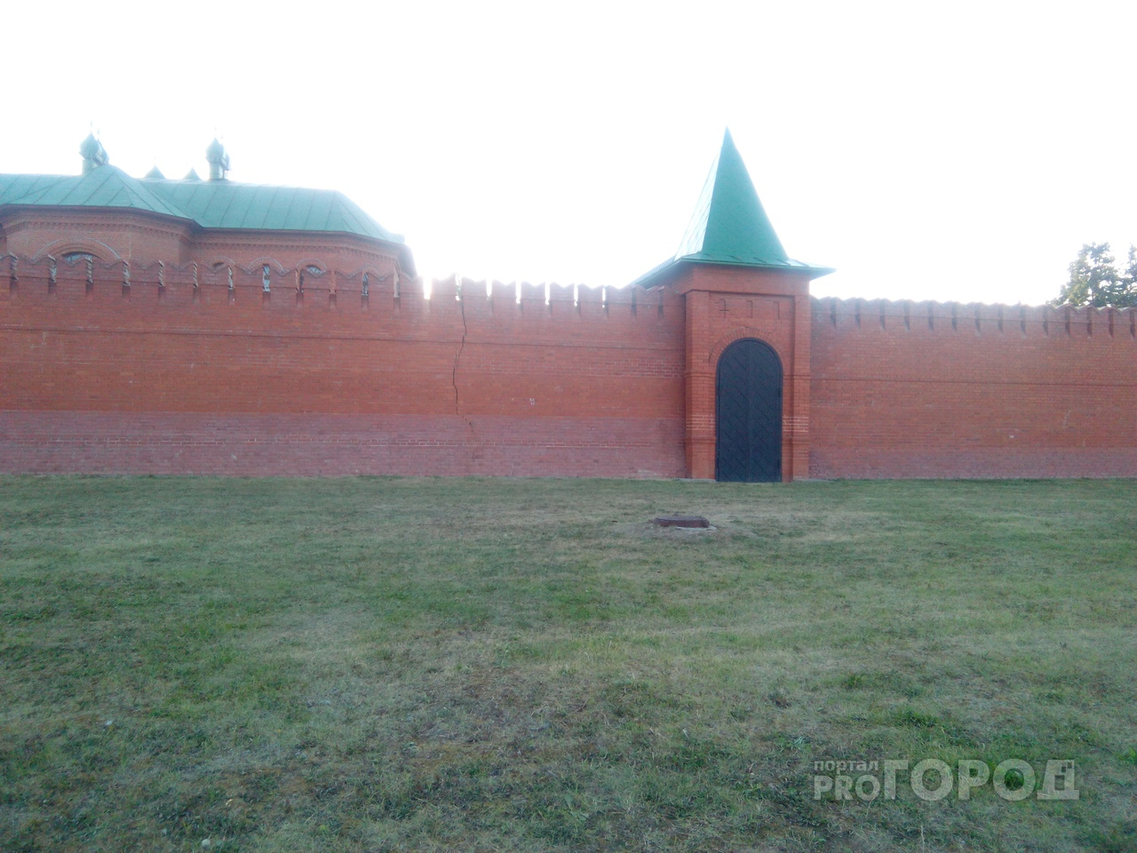 Стены йошкар-олинского Кремля начали рушиться