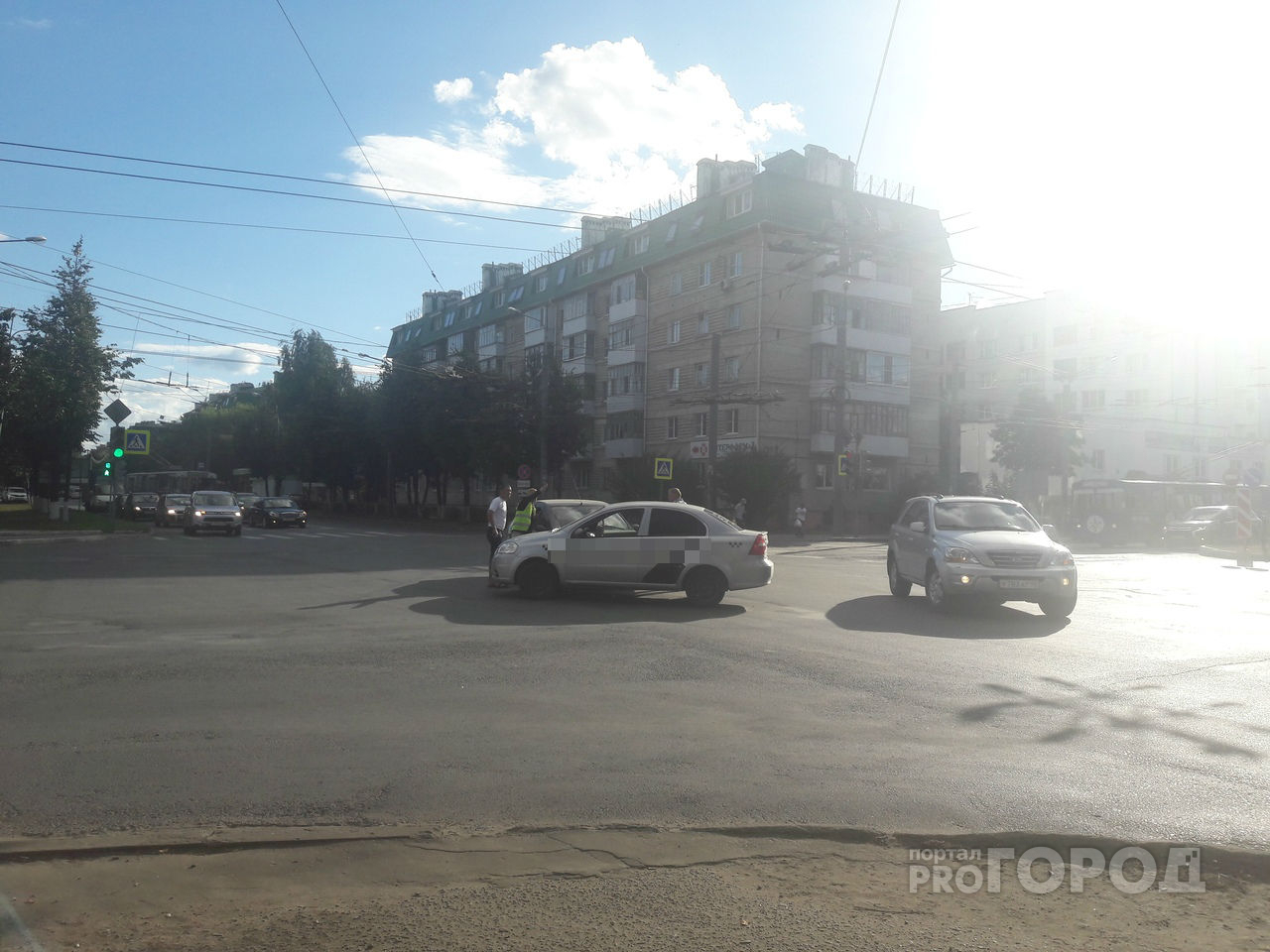 ДТП на перекрестке в Йошкар-Оле: таксист не уступил дорогу иномарке
