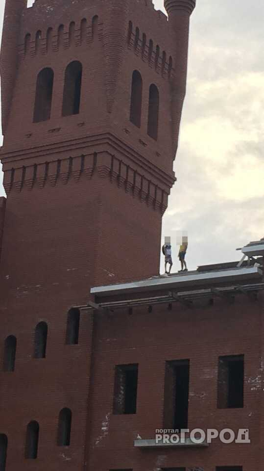 В Йошкар-Оле подростки гуляют по крышам долгостроя в центре города