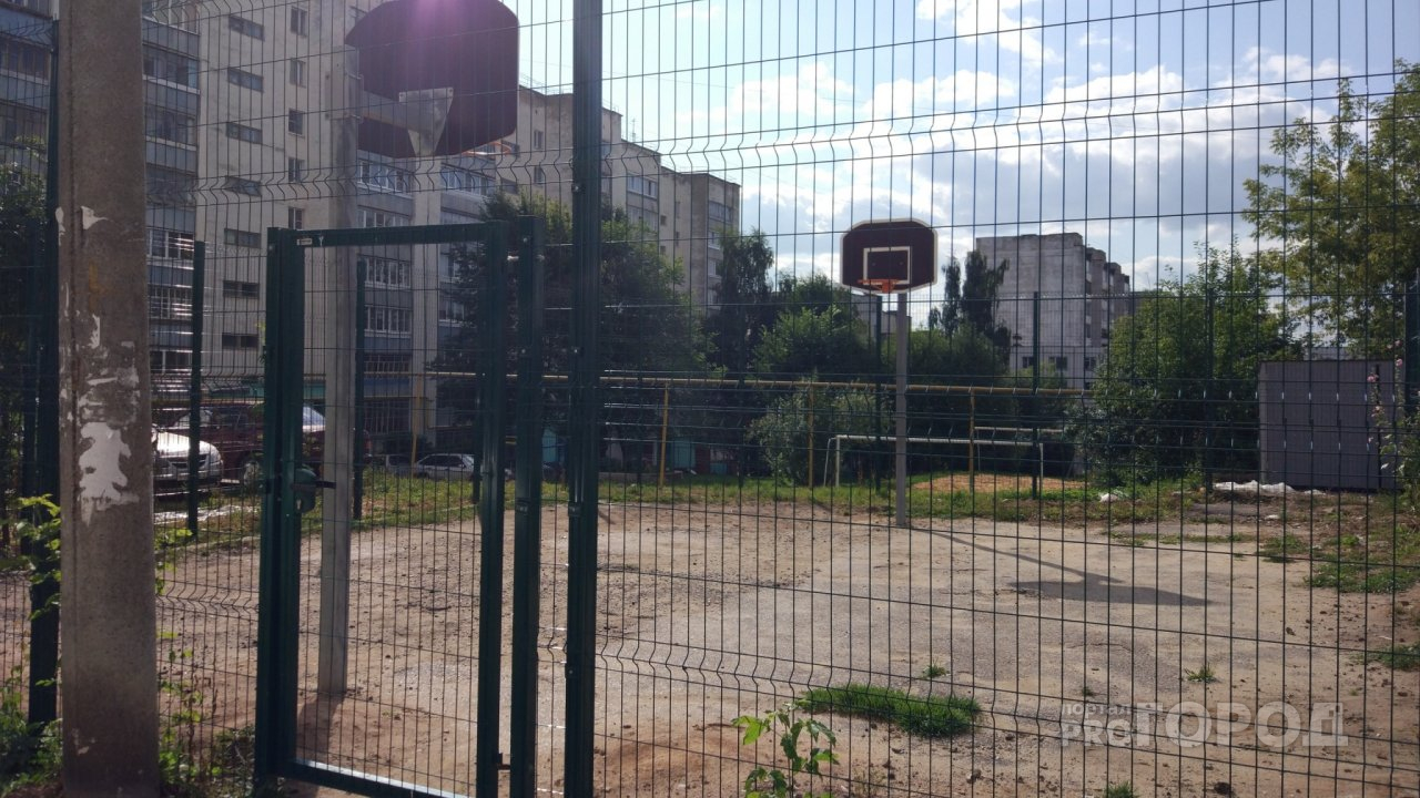И так сойдет: в Йошкар-Оле дети не могут играть на новой площадке