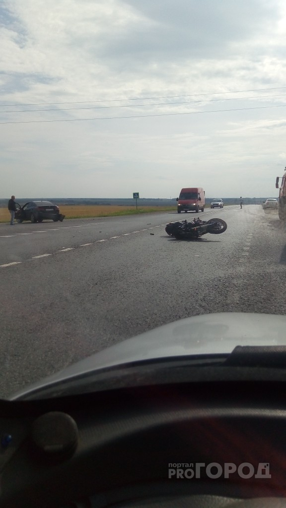 На трассе около Йошкар-Олы мотоциклист влетел в иномарку