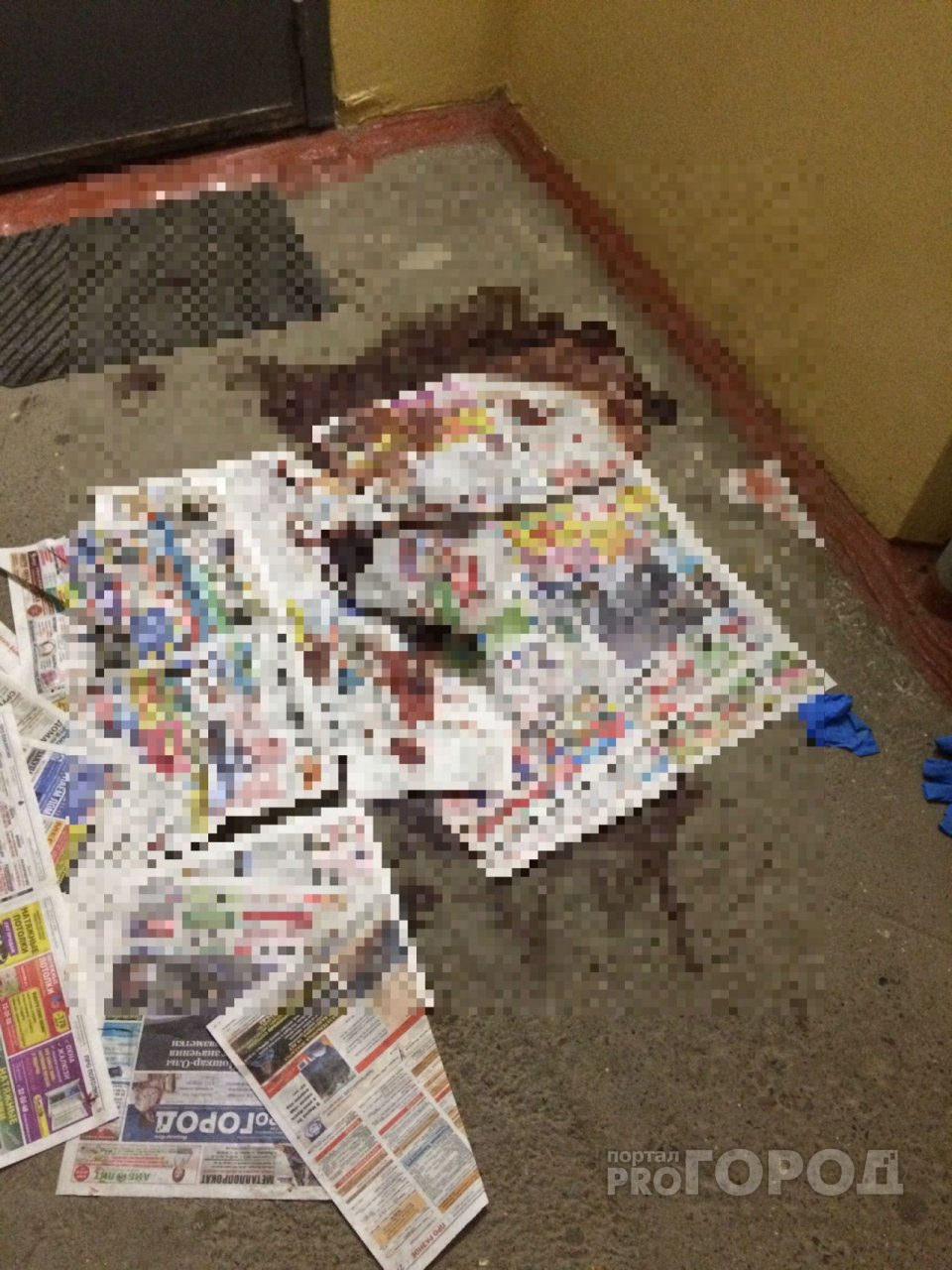 В йошкар-олинском подъезде лужи крови пытались прикрыть газетками