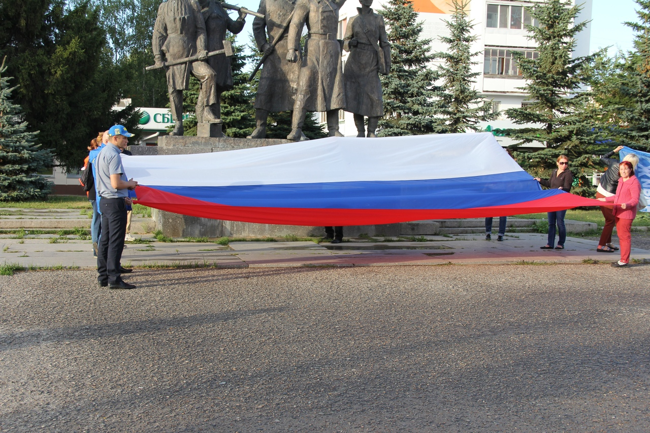 В Йошкар-Оле на площади развернули 7-метровый флаг России