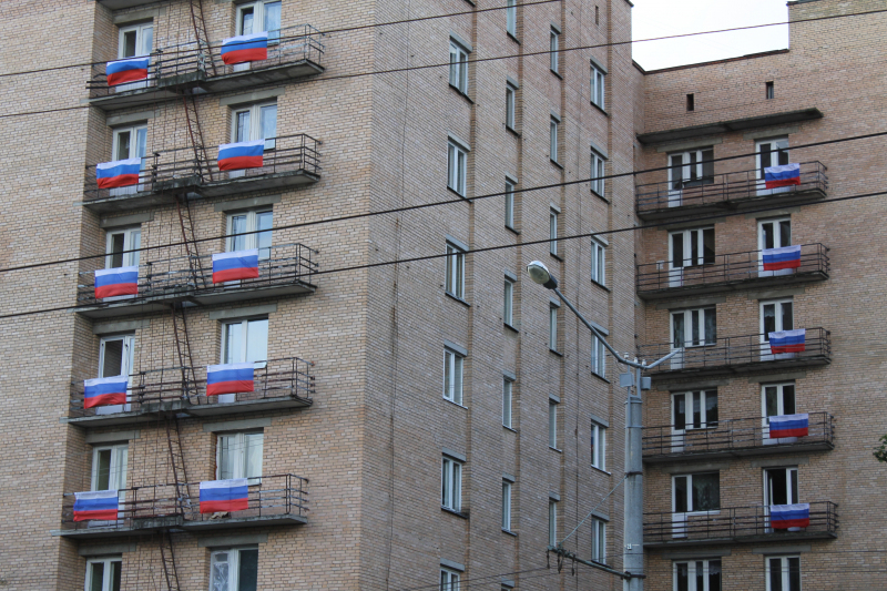Флешмоб в Йошкар-Оле: балконы дома украсили российским триколором