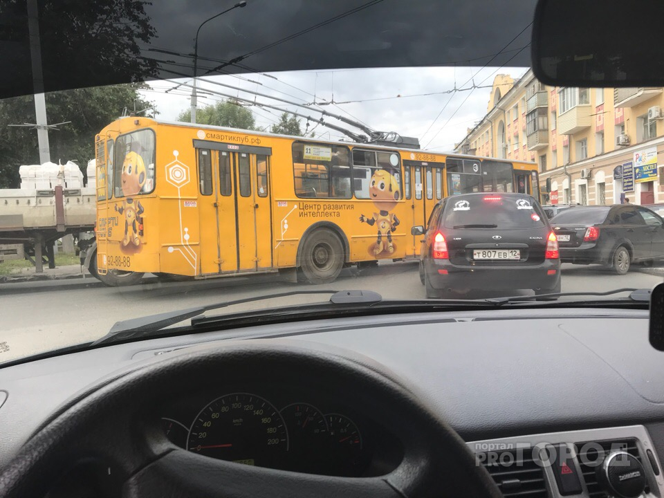 Из-за столкновения троллейбуса и КамАЗа в Йошкар-Оле образовалась огромная пробка