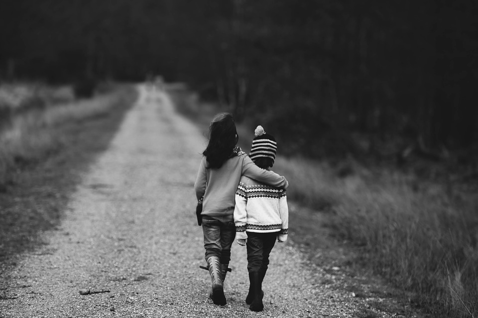 "Я хочу найти семью": Брат с сестрой нуждается в ласковых маминых руках