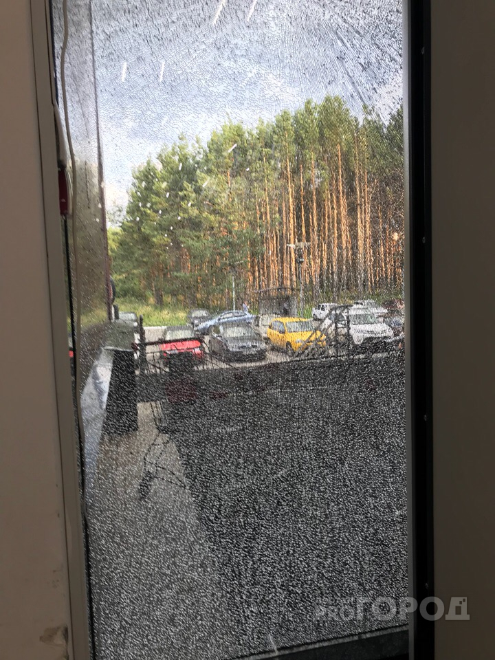 В Йошкар-Оле подростки расстреляли витрину ТЦ