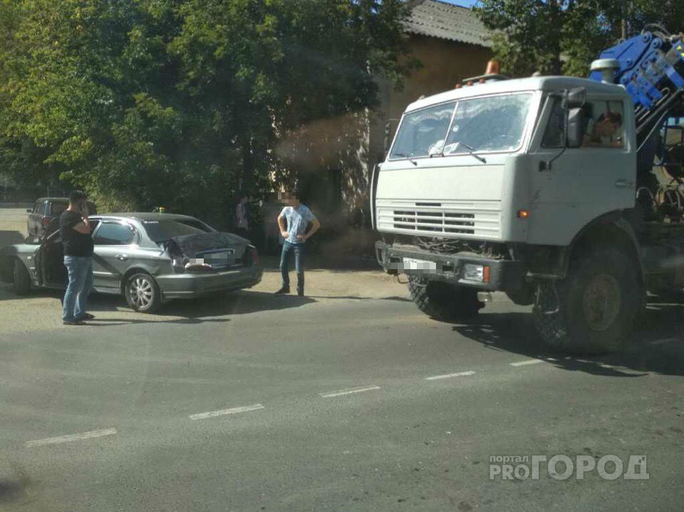 «Дикая пробка» в Йошкар-Оле: на перекрестке столкнулись КамАЗ и легковушка