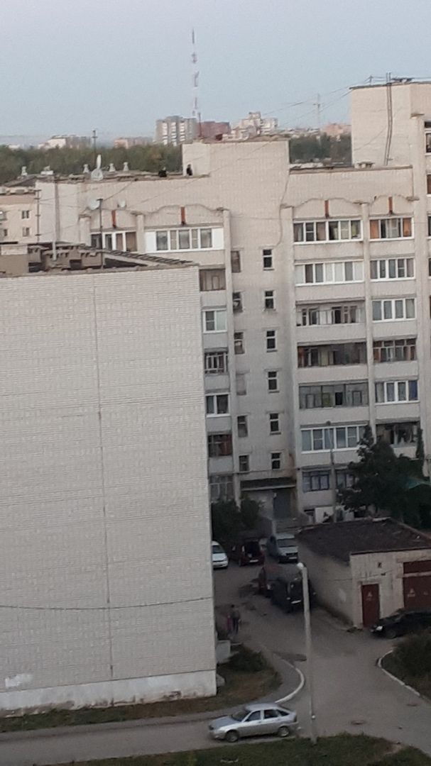 В Йошкар-Оле на крыше, откуда упала девочка, продолжают гулять подростки