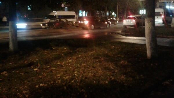 В Йошкар-Оле у ТЦ столкнулись три авто