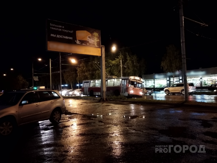 Авария трех машин в Йошкар-Оле вынудила троллейбусы ездить по газону