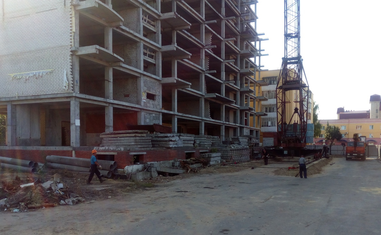 Ограждение, башенный кран и демонтаж: Долгострой в центре Йошкар-Олы "уходит"