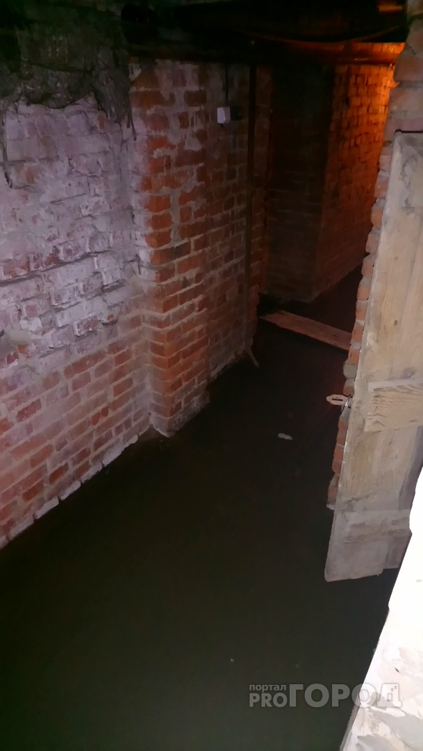 В Йошкар-Оле зловонная вода стоит в подвале дома вторые сутки