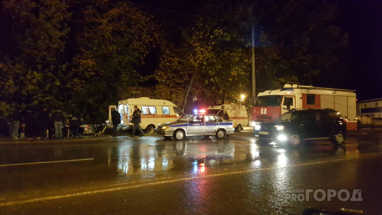 Серьезное ДТП в Йошкар-Оле: машина на повороте «влетела» в дерево