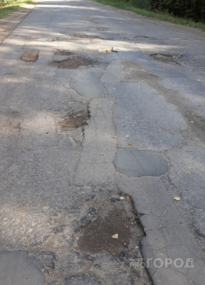 Жители Марий Эл пробивают колеса на «нереальных» дорожных ямах