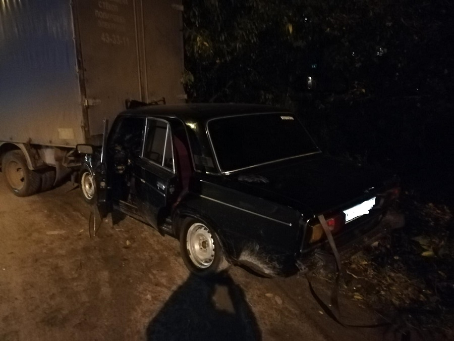 В Йошкар-Оле водитель без прав влетел в припаркованную Газель