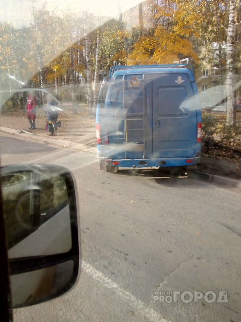 В Йошкар-Оле микроавтобус вылетел на тротуар и снес светофор