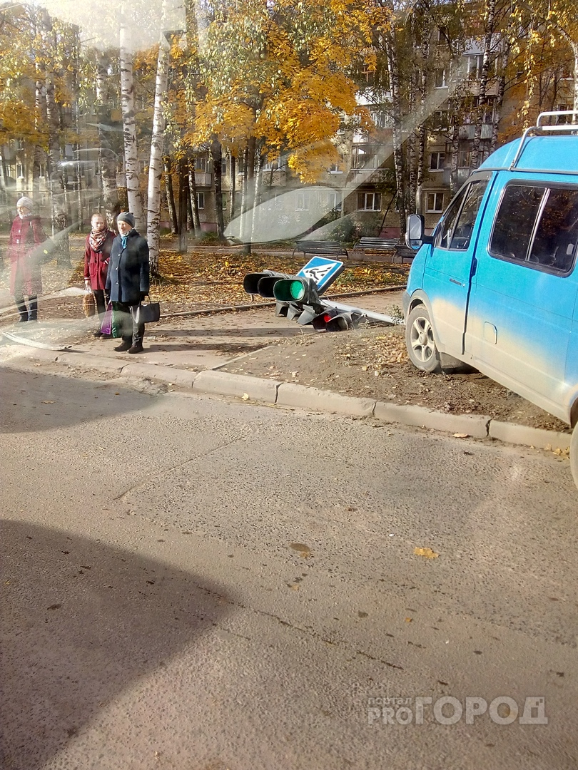 В Йошкар-Оле светофор, который снес микроавтобус, не будет работать