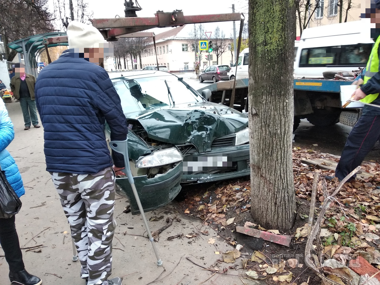 В Йошкар-Оле пьяный водитель сбил мужчину на остановке, а затем «влетел» в дерево