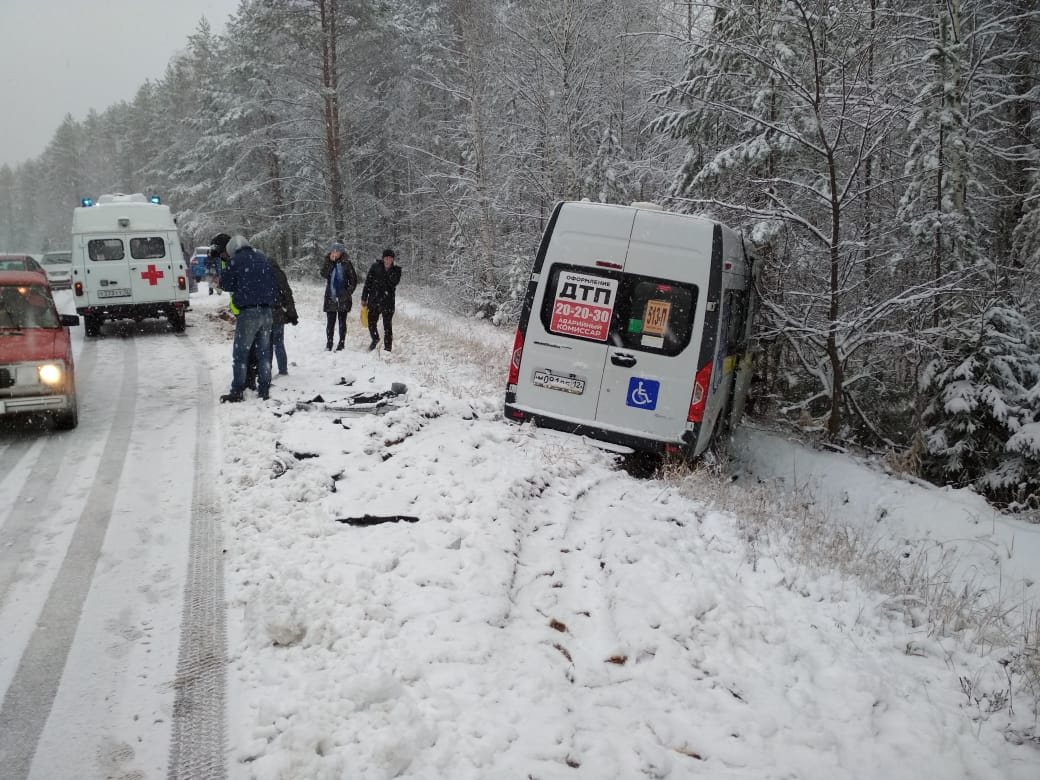 В Марий Эл столкнулись иномарка и микроавтобус: виноват первый снег? (ФОТО)