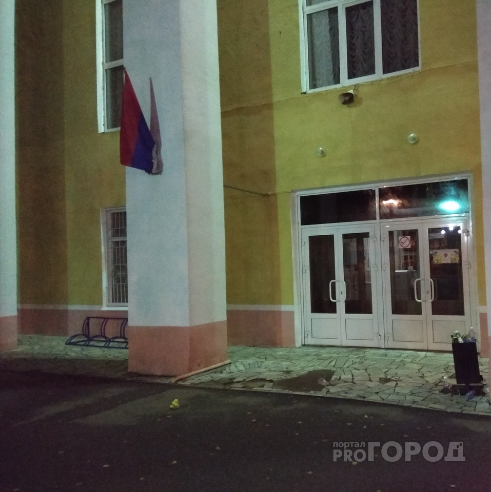 В Йошкар-Оле на здание университета повесили «необычный» флаг России