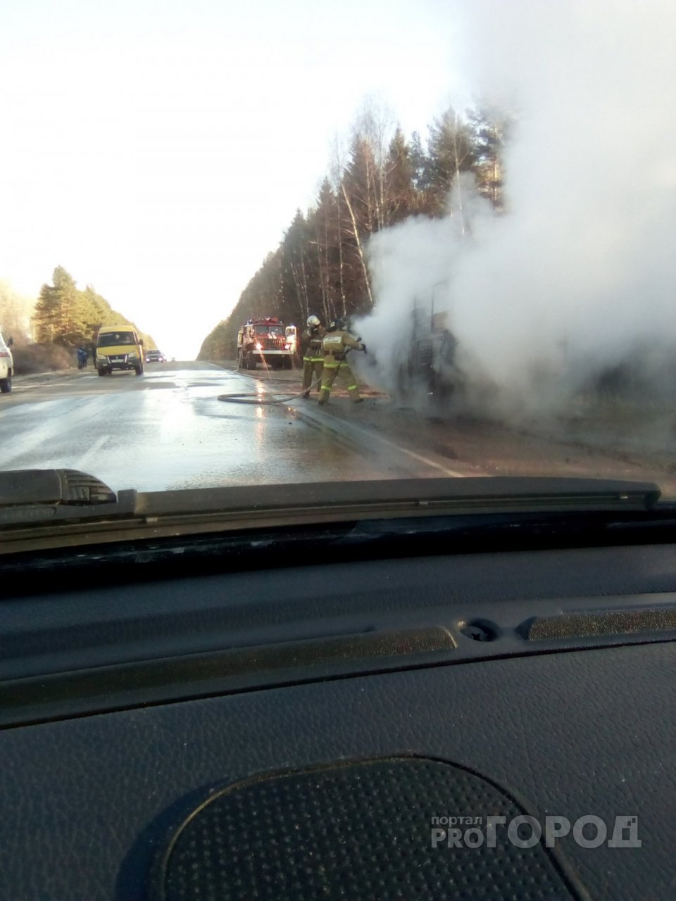 Дорога в дыму: на трассе в Марий Эл сгорела машина