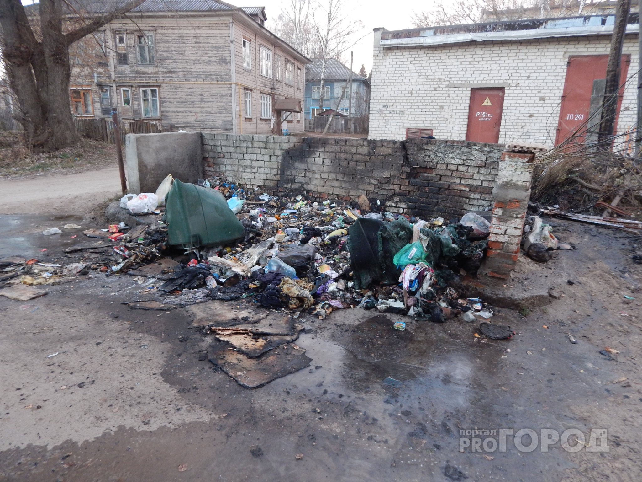 "Изверги" сожгли мусорные контейнеры у домов в Йошкар-Оле