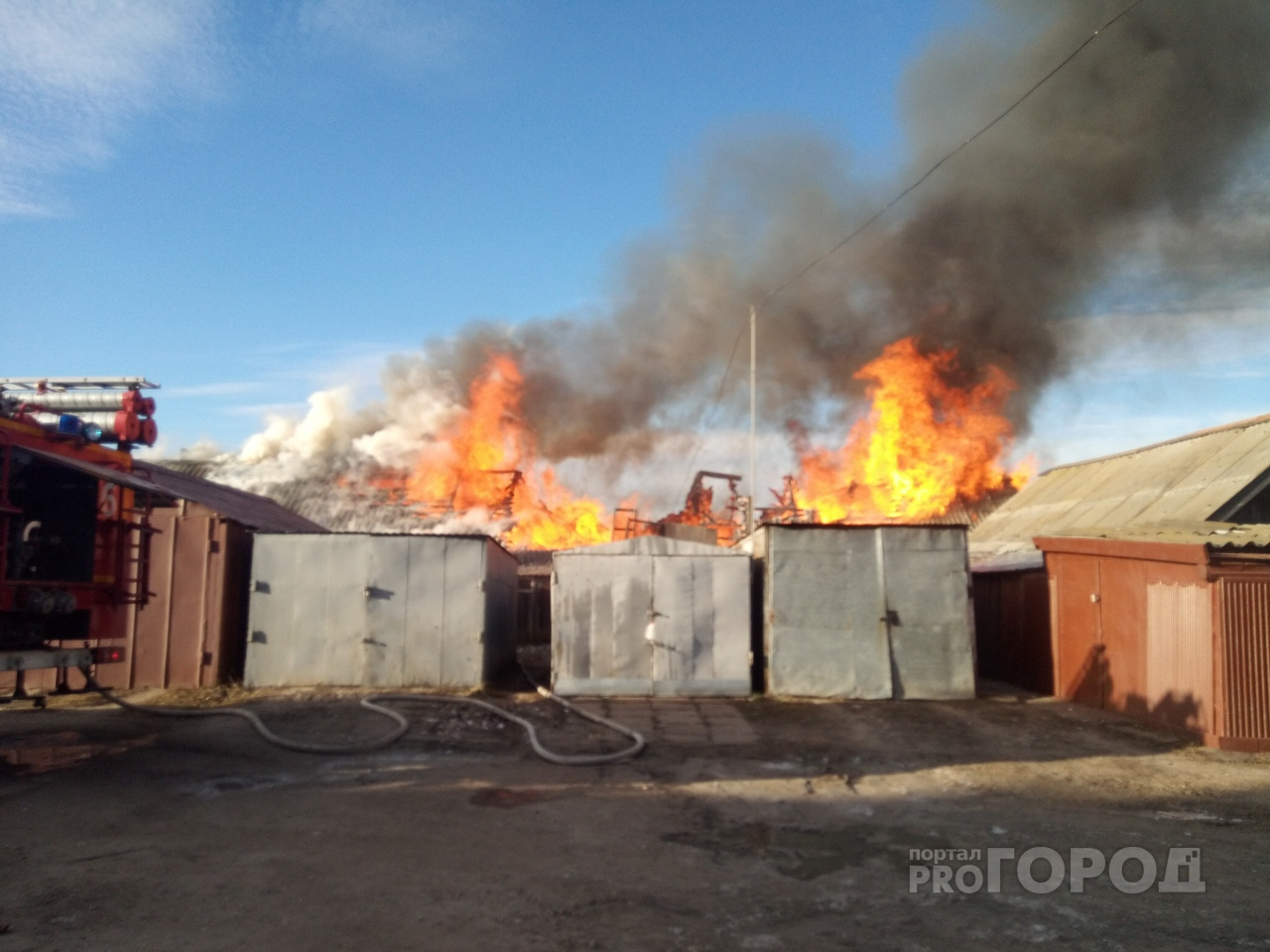 Жители поселка в Марий Эл в панике собрались у горящих сараек